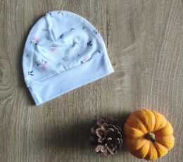 Kape za dojenčke - bela s cvetličnim vzorcem