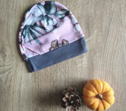 Kape za dojenčke - roza s cvetličnim vzorcem