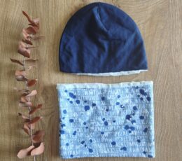 Otroška kapa in šal buff - modra z motivom črk