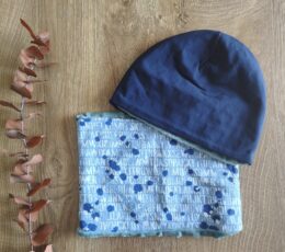 Otroška kapa in šal buff - modra z motivom črk