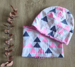 Otroška kapa in šal buff - roza z motivom trikotnikov
