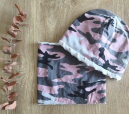 Otroška kapa in šal buff - roza z vojaškim vzorcem