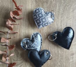 Obesek za ključe, srce - črna