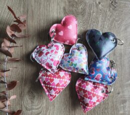 Obesek za ključe, srce - motiv srčkov