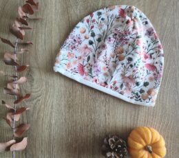 Prehodna kapa - bela s cvetličnim vzorcem