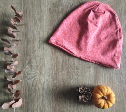 Prehodna kapa - rdeča z geometrijskim motivom