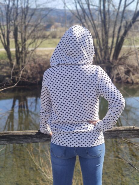 Ženski pulover s kapuco