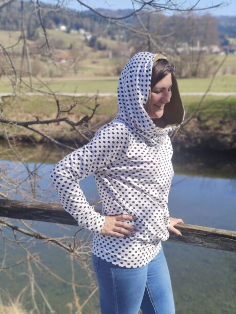 Ženski pulover s kapuco