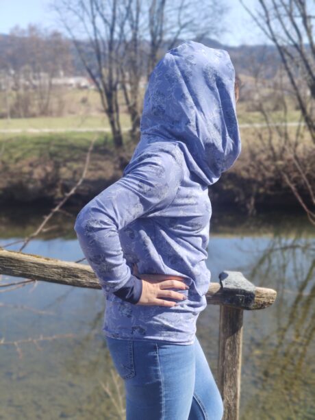 Ženski pulover s kapuco