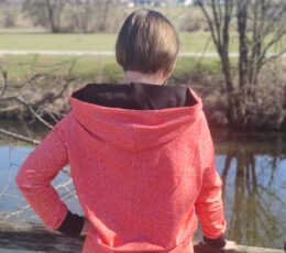 Ženski pulover s kapuco - rdeč