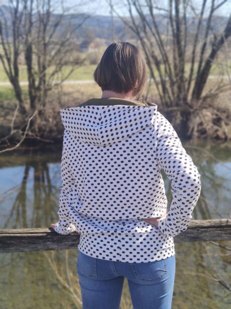 Ženski pulover s kapuco