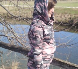 Ženski pulover s kapuco - roza z vojaškim vzorcem