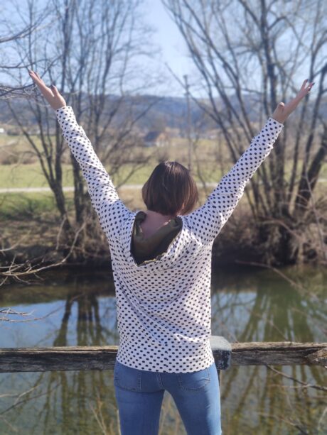 Ženski pulover s kapuco