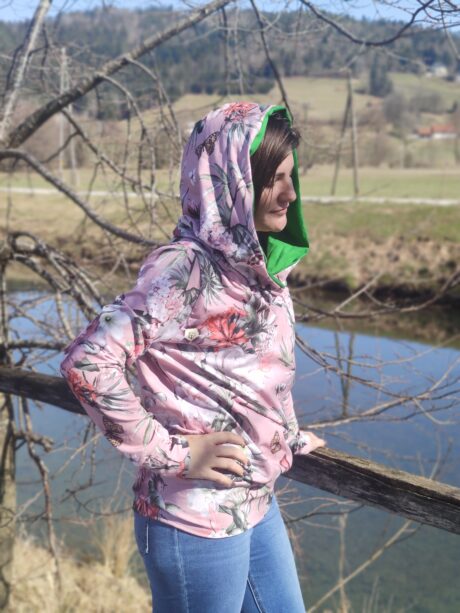 Ženski pulover s kapuco