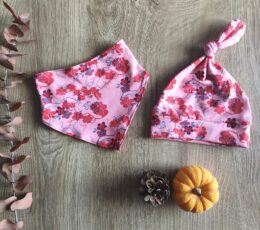 Otroška rutka in slinček - roza s cvetličnim vzorcem