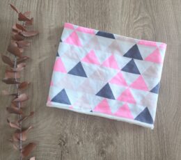 Otroški šal buff - bel z geometrijskim vzorecem