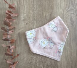 Otroška rutka in slinček - roza z motivom metuljev