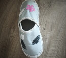 Usnjeni copati s cvetličnim vzorcem, 40-41